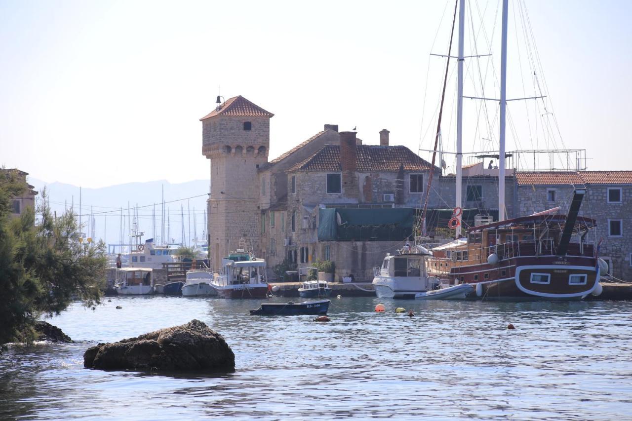 Apartments With A Parking Space Kastel Gomilica, Kastela - 19248 Luaran gambar